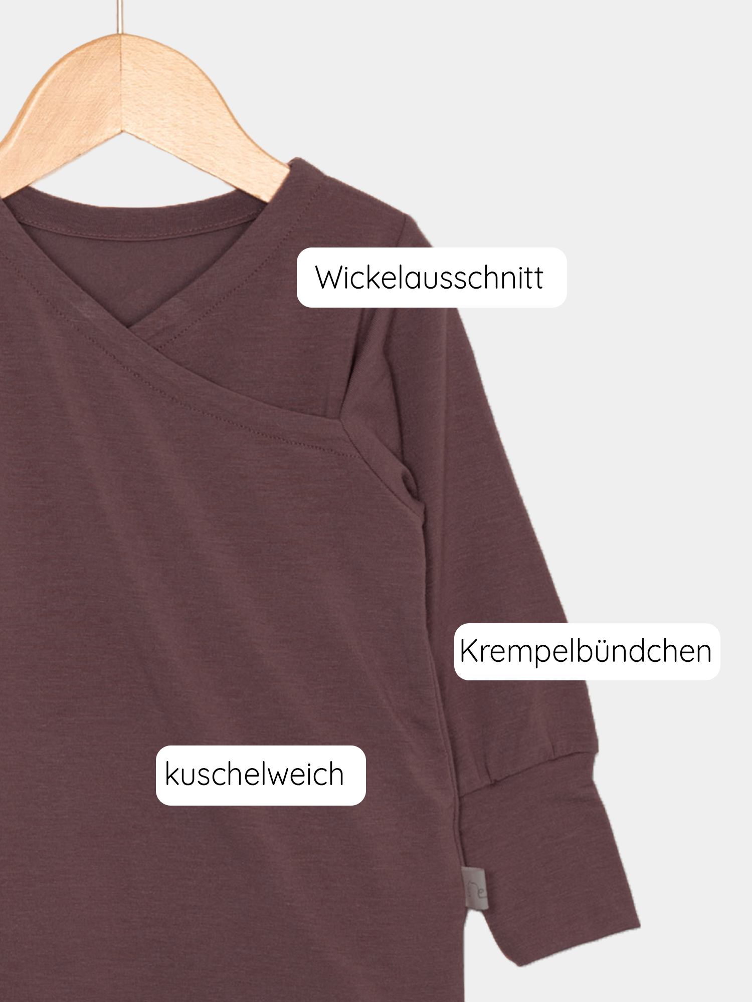Wickelshirt aus Kaschmir-Mix - Malve, Nahaufnahme zeigt weichen, anschmiegsamen Stoff mit elastischen Bündchen, ideal für Kinder. Handgefertigt in Berlin, bietet atmungsaktive, temperaturregulierende Eigenschaften für angenehmes Tragen.