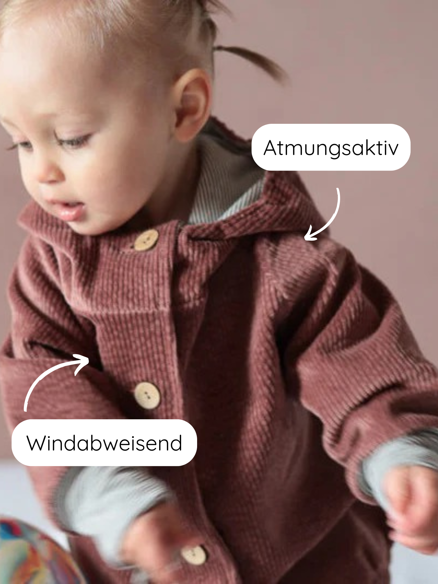 Kleines Kind trägt die Wichteljacke Breitcord Stretch- Rosenholz, atmungsaktiv und windabweisend, mit Holzknöpfen und süßer Wichtelkapuze. Mitwachsende Übergangsjacke mit Ringel-Armbündchen, handgefertigt in Deutschland.