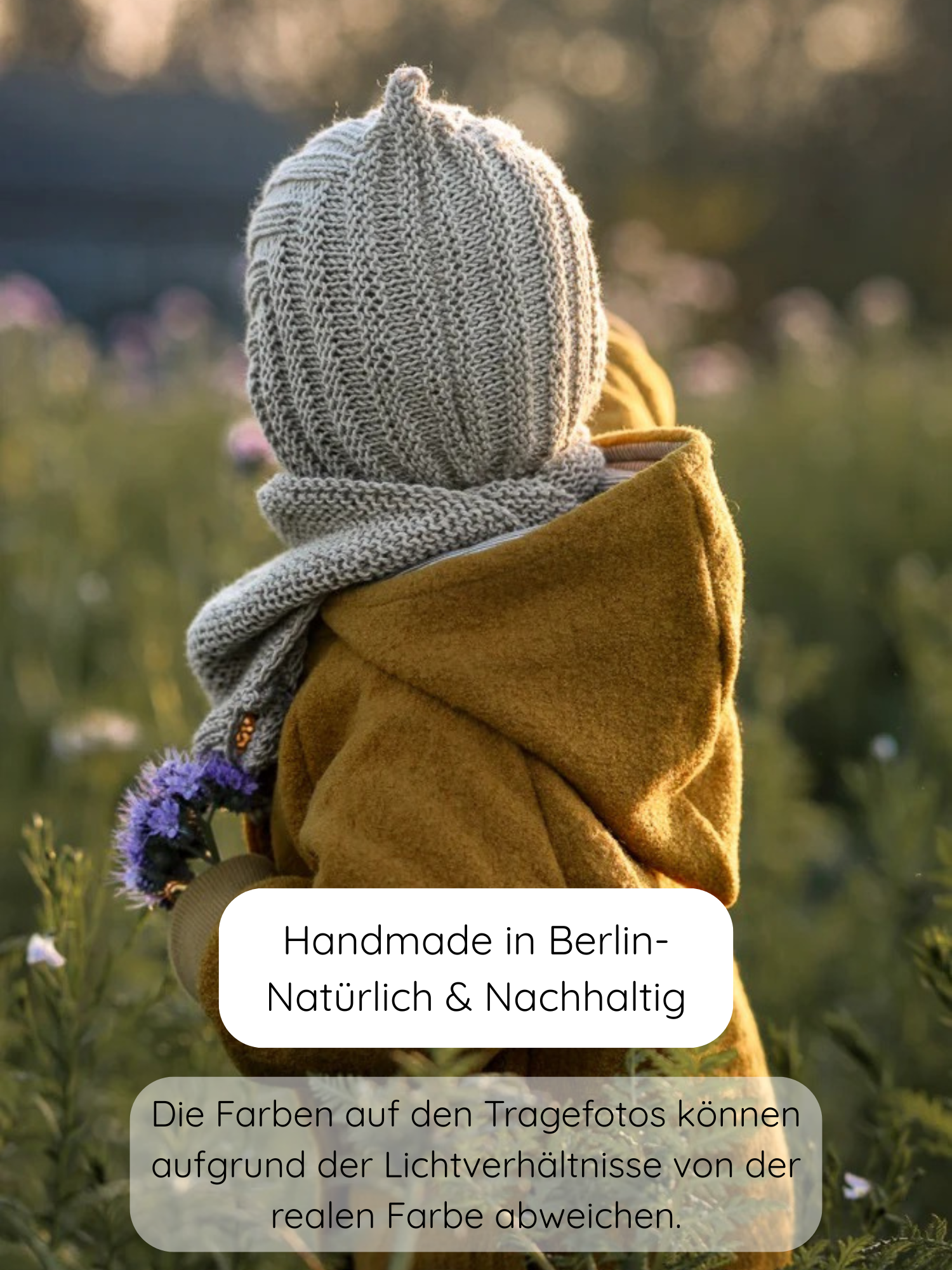 Ein Kind trägt die Wichteljacke Wollwalk - Honig, eine handgefertigte Jacke aus Berlin mit Bio-Jersey-Futter, perfekter Wärmeregulation und mitwachsendem Design. Ideal für Herbst, Winter und Frühling.