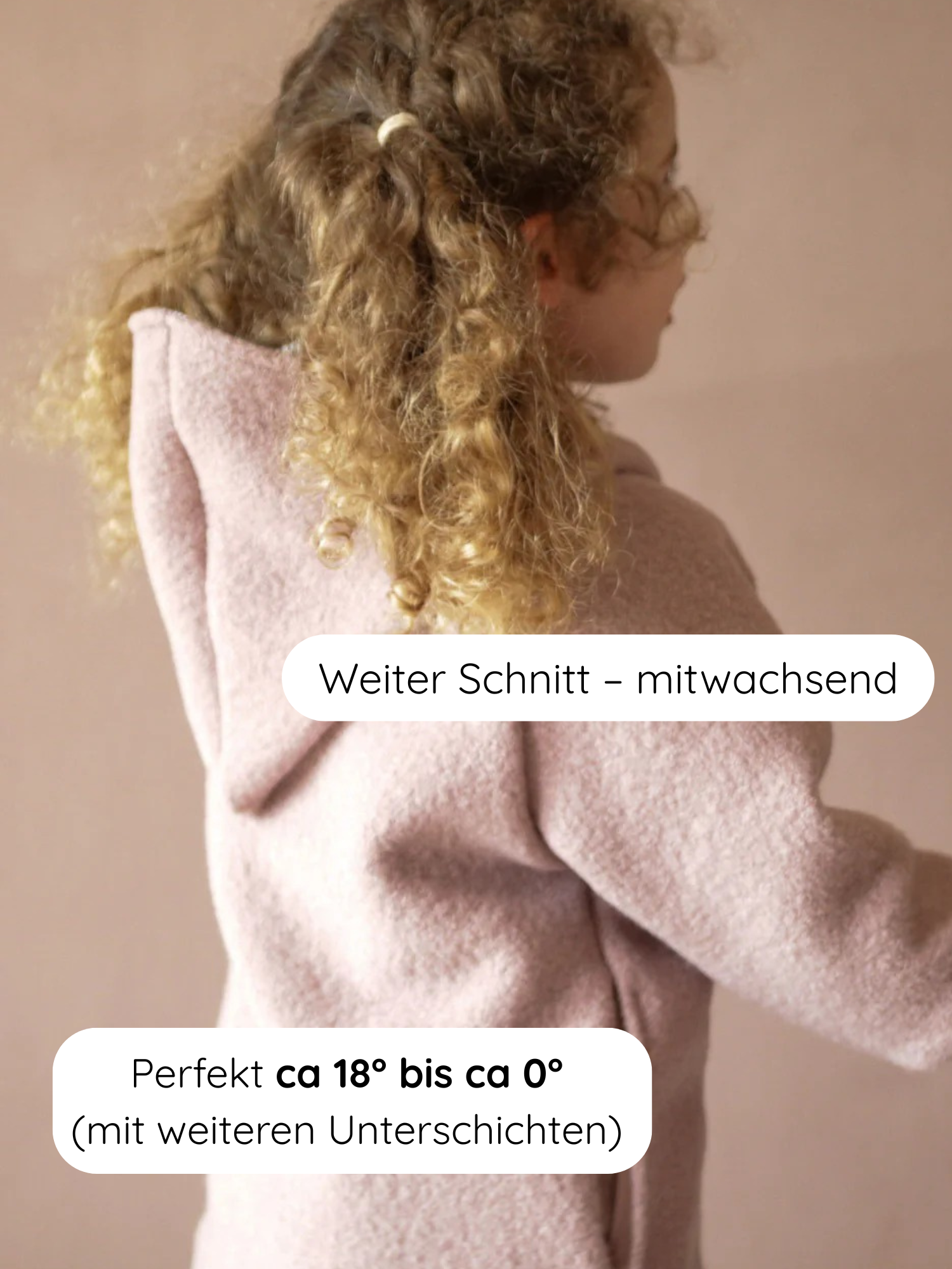 Rückansicht des Kindes in der Wichteljacke Wollwalk - Puder, mit Kapuze und krempelbaren Bündchen, ideal für kühle Temperaturen. Text überlagert: Weiter Schnitt – mitwachsend, Perfekt ca 18° bis ca 0°.