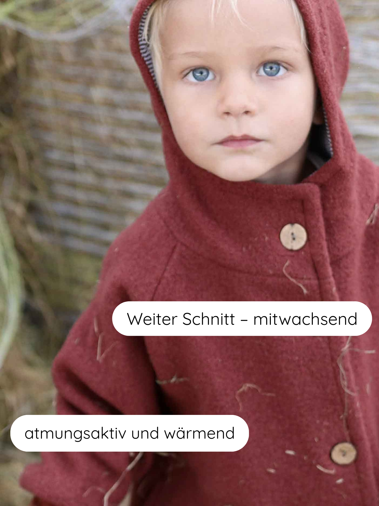 Kleinkind trägt Wichteljacke Wollwalk - Ziegel, mit Holzknöpfen und weitem Schnitt. Atmungsaktiv, wärmend, aus Wollwalk, gefüttert mit Bio-Jersey. Ideal für kühles Wetter, nachhaltig und langlebig.