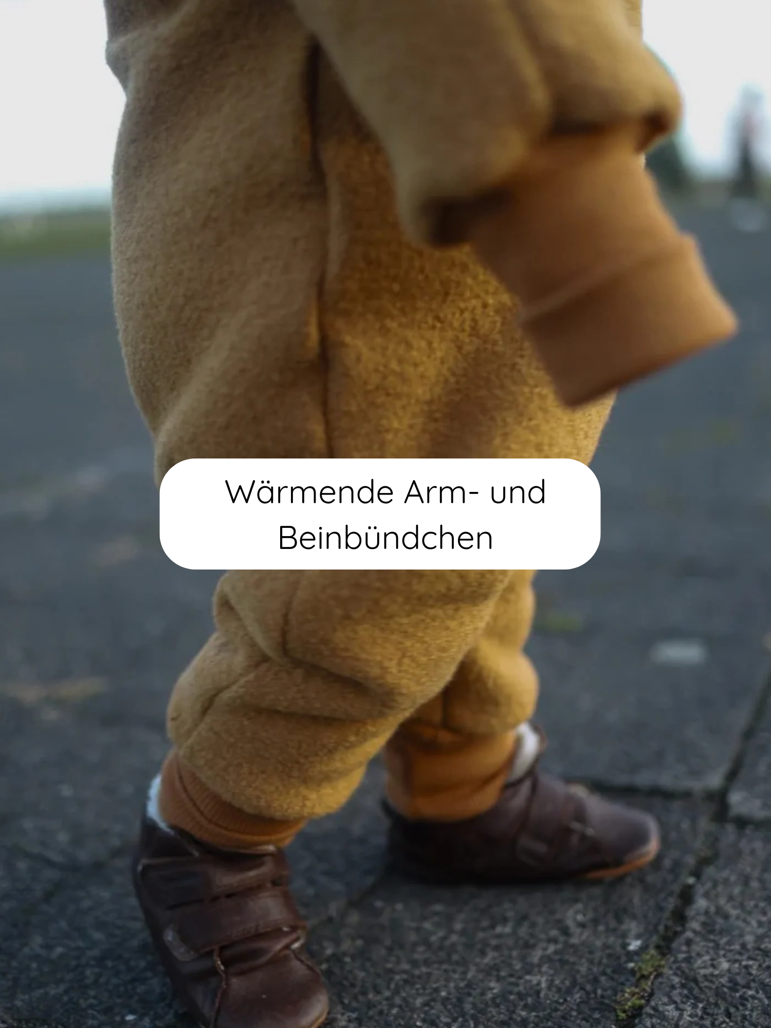 Winter Wollwalk Overall mit Teddyfutter - Honig: Ein Kind trägt einen warmen, camel-farbenen Wollwalk-Overall mit Teddyfutter, der breite, anpassbare Bündchen und braune Lederschuhe zeigt, ideal für kalte Tage draußen.