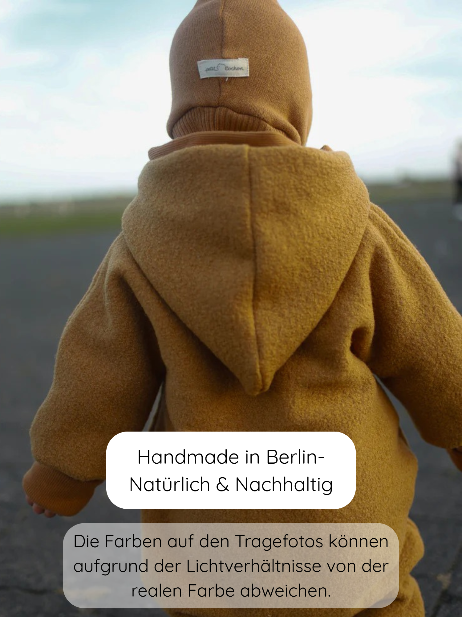 Winter Wollwalk Overall mit Teddyfutter - Honig: Rückansicht eines Kindes in einem warmen, handgemachten Overall, ideal für kalte Wintertage, mit verstellbaren Krempelbündchen und aus nachhaltigen Materialien gefertigt.