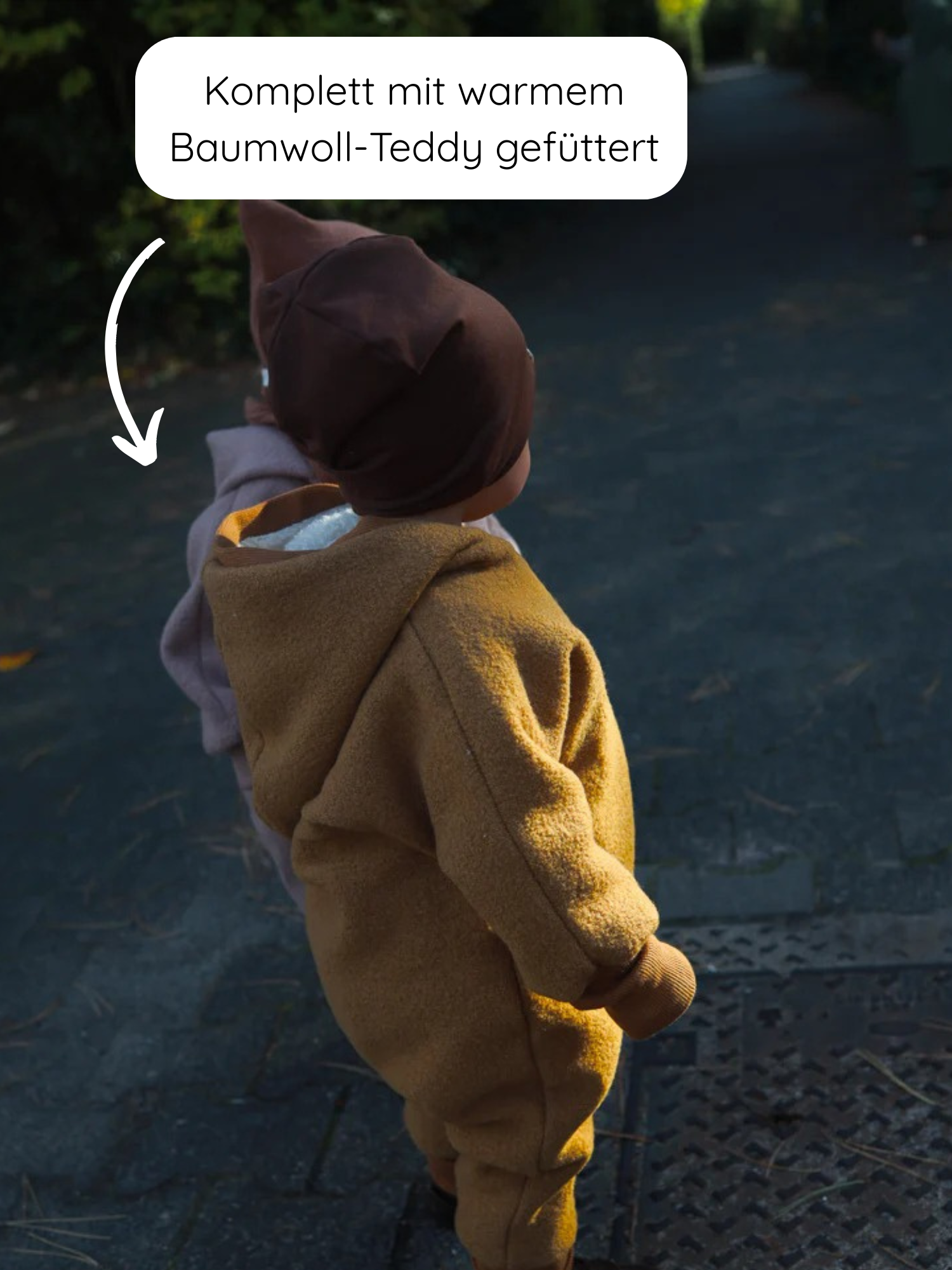 Kleinkind im Winter Wollwalk Overall mit Teddyfutter - Honig, mit Kapuze und Schokoladenbrauner Mütze. Der Overall bietet Wärme und Komfort, ideal für kalte Tage.