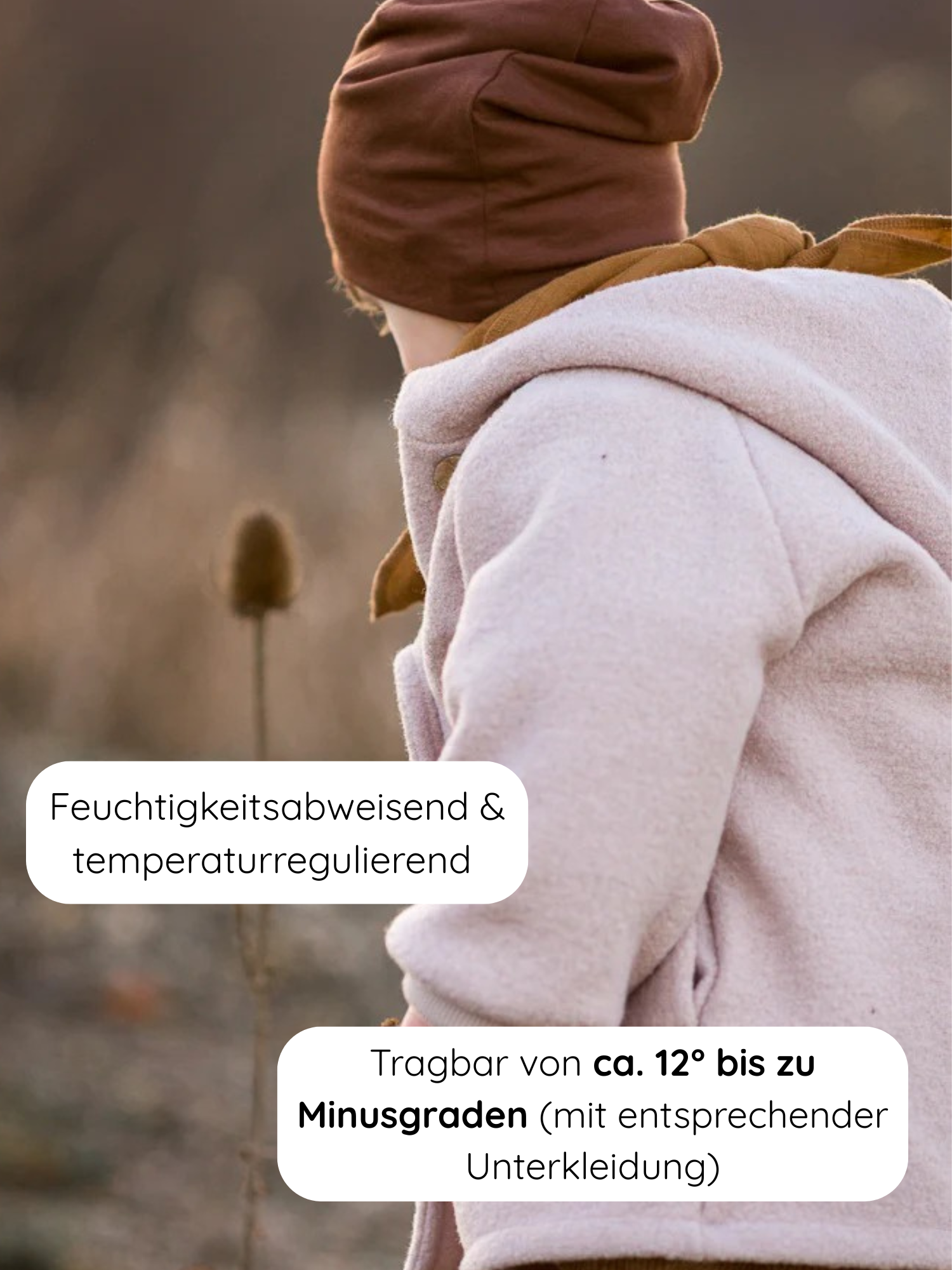 Das Bild zeigt ein Kind von hinten in einer Winter Wichteljacke Wollwalk - Sand, einer kuscheligen Walkjacke mit Teddyplüsch gefüttert, und einem braunen Beanie, ideal für kalte Temperaturen.