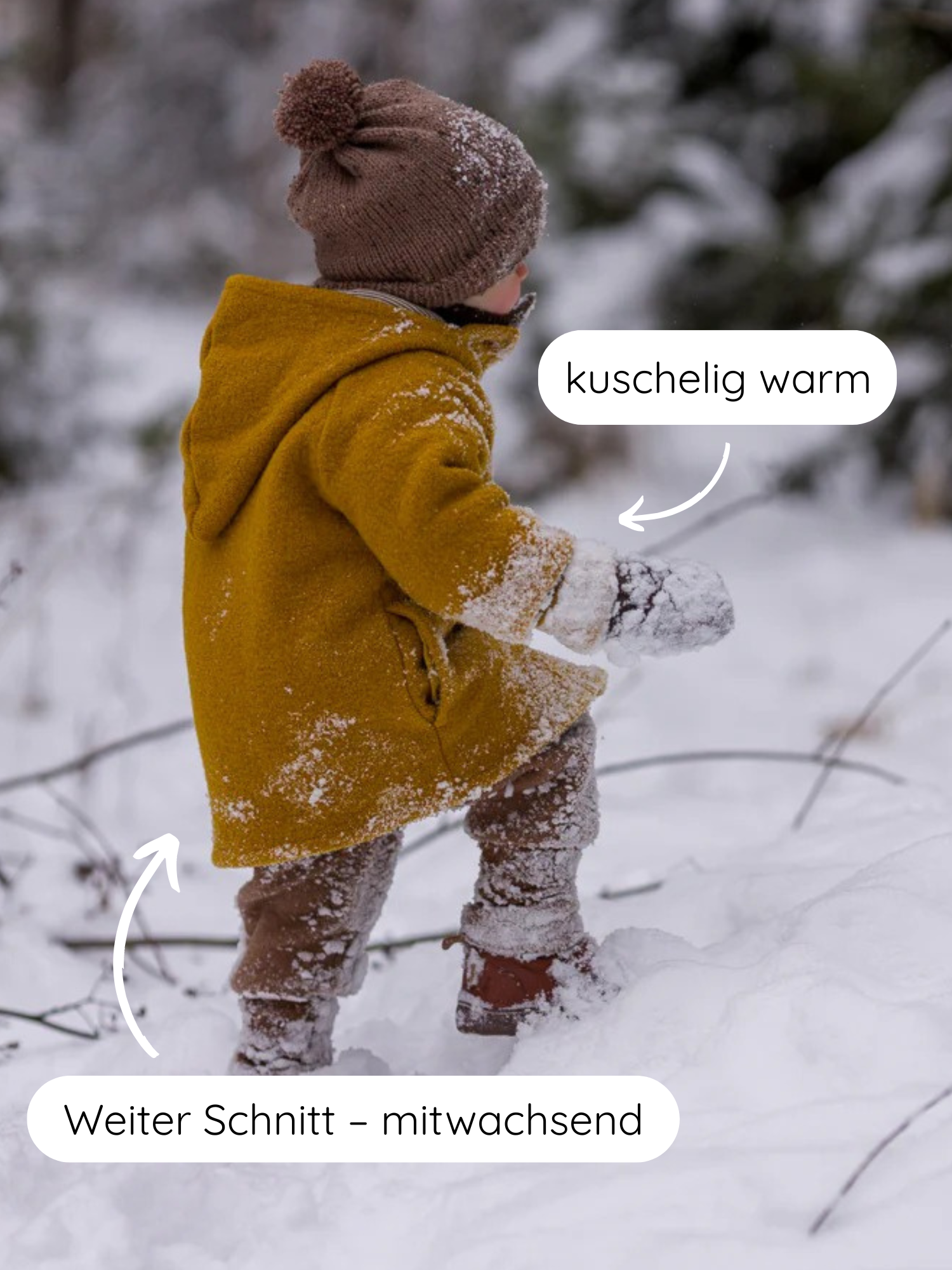 Kind in einem winterlichen Wald trägt die Winter Wichteljacke Wollwalk mit Teddyfutter - Honig. Die Jacke ist warm, mitwachsend und hat eine spitze Kapuze. Schneebedeckte Kleidung ergänzt den Look.