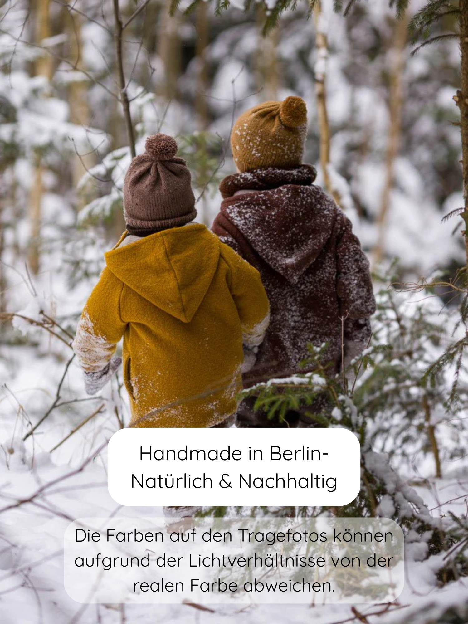 Zwei Kinder in einer Schneelandschaft tragen die Winter Wichteljacke Wollwalk mit Teddyfutter - Honig, handgemacht in Berlin. Die Jacken haben spitze Kapuzen und breite Krempelbündchen.