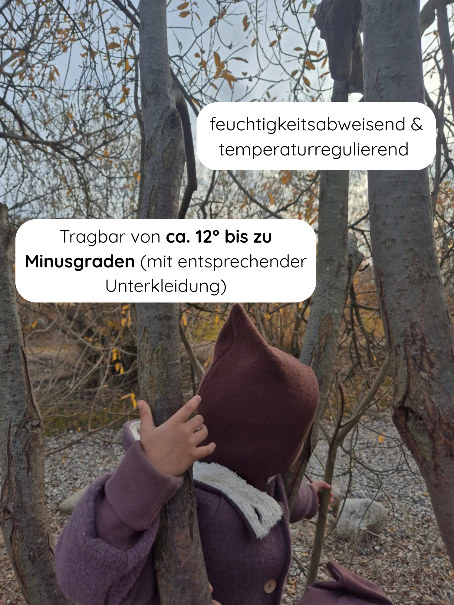 Kleines Kind im Freien trägt die Winter Wichteljacke Wollwalk mit Teddyfutter - Malve, ausgestattet mit spitzer Kapuze und breiten Bündchen, ideal für kalte Temperaturen dank feuchtigkeitsabweisender und temperaturregulierender Eigenschaften.