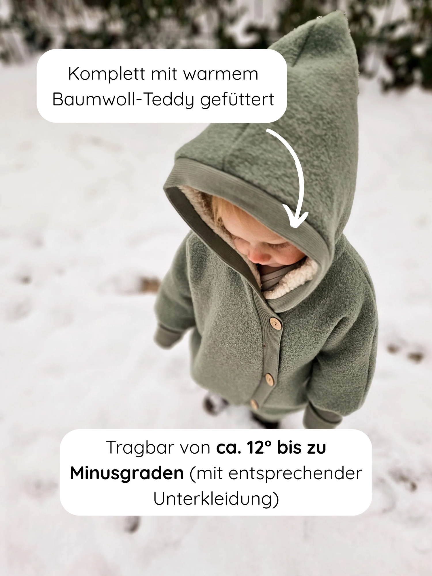 Kleinkind im Schnee trägt einen Winter Wollwalk Overall mit Teddyfutter - Pistazie, einteiliger Anzug mit Kapuze, aus flauschiger Schurwolle außen, Baumwoll-Teddy innen, vorn geknöpft.