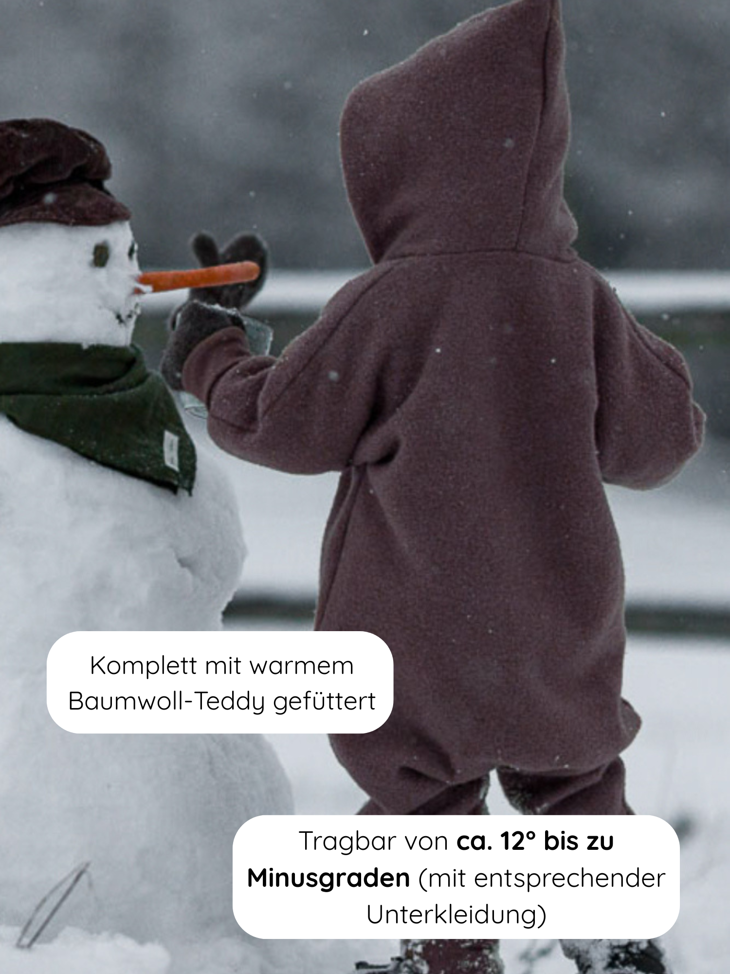 Kind im Winter Wollwalk Overall mit Teddyfutter - Malve, richtet Schneemannnase. Sprechblasen loben: „warm gefüttert“ und „geeignet für Temperaturen von 12 ° bis Minusgrade“. Perfekt für kalte Tage.