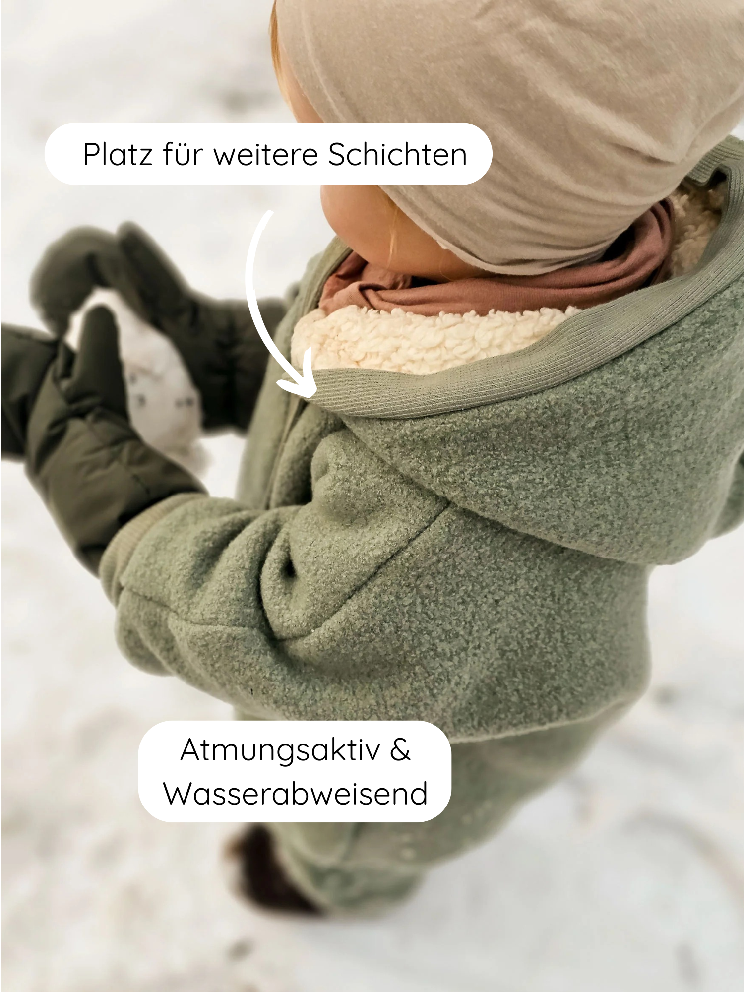 Kleinkind im Winter, von oben/ hinten: Trägt Winter Wollwalk Overall mit Teddyfutter - Pistazie, formt Schneeball. Text: Platz für weitere Schichten, Atmungsaktiv & Wasserabweisend. Kleidung für kalte Wintertage.