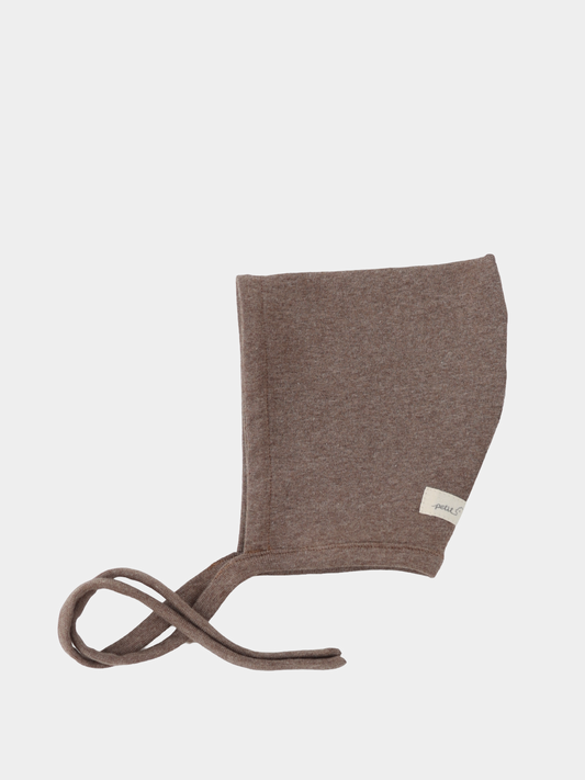 Zwergenmütze Feinstrick - Praline Meliert: Weiche, elastische Babyhaube mit quadratischem Kronenteil, langen Kinnbändern und kleinem Stoffetikett an der Seite, ideal für Übergangszeiten, schützt vor Wind.