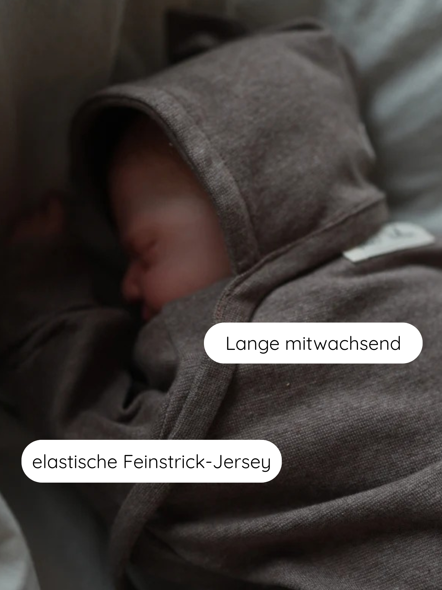 Schlafendes Baby in einer Zwergenmütze Feinstrick - Praline Meliert, weich und elastisch, schützt den Kopf. Text betont Lange mitwachsend und elastische Feinstrick-Jersey. Nachhaltig in Berlin gefertigt.