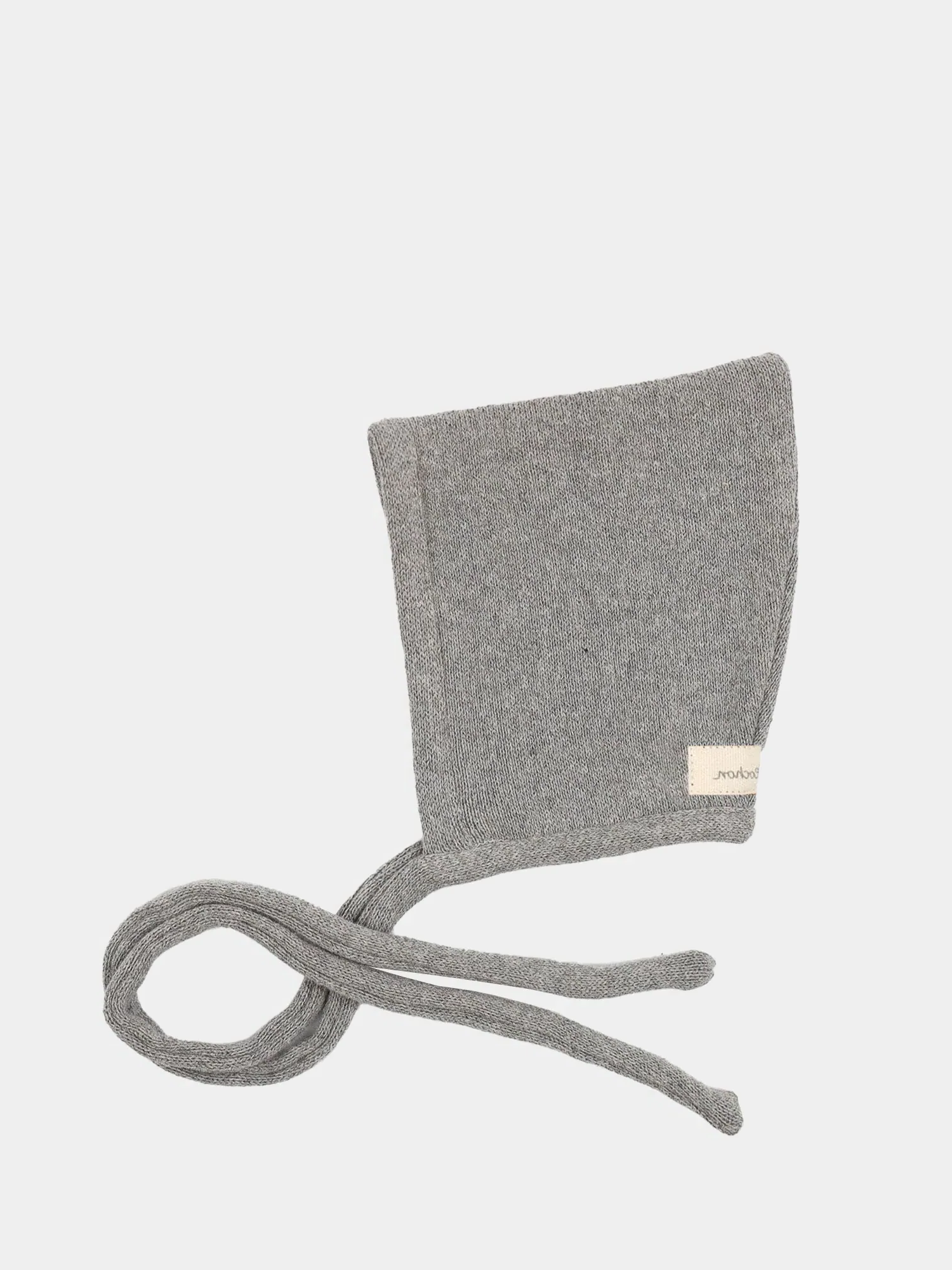 Die Zwergenmütze Strick - Maus: Eine schlichte, graue, gestrickte Babymütze mit langen Bindebändern, aus recycelter Baumwolle gefertigt, ideal für kühle Herbst- und Wintertage, handgefertigt in Berlin.