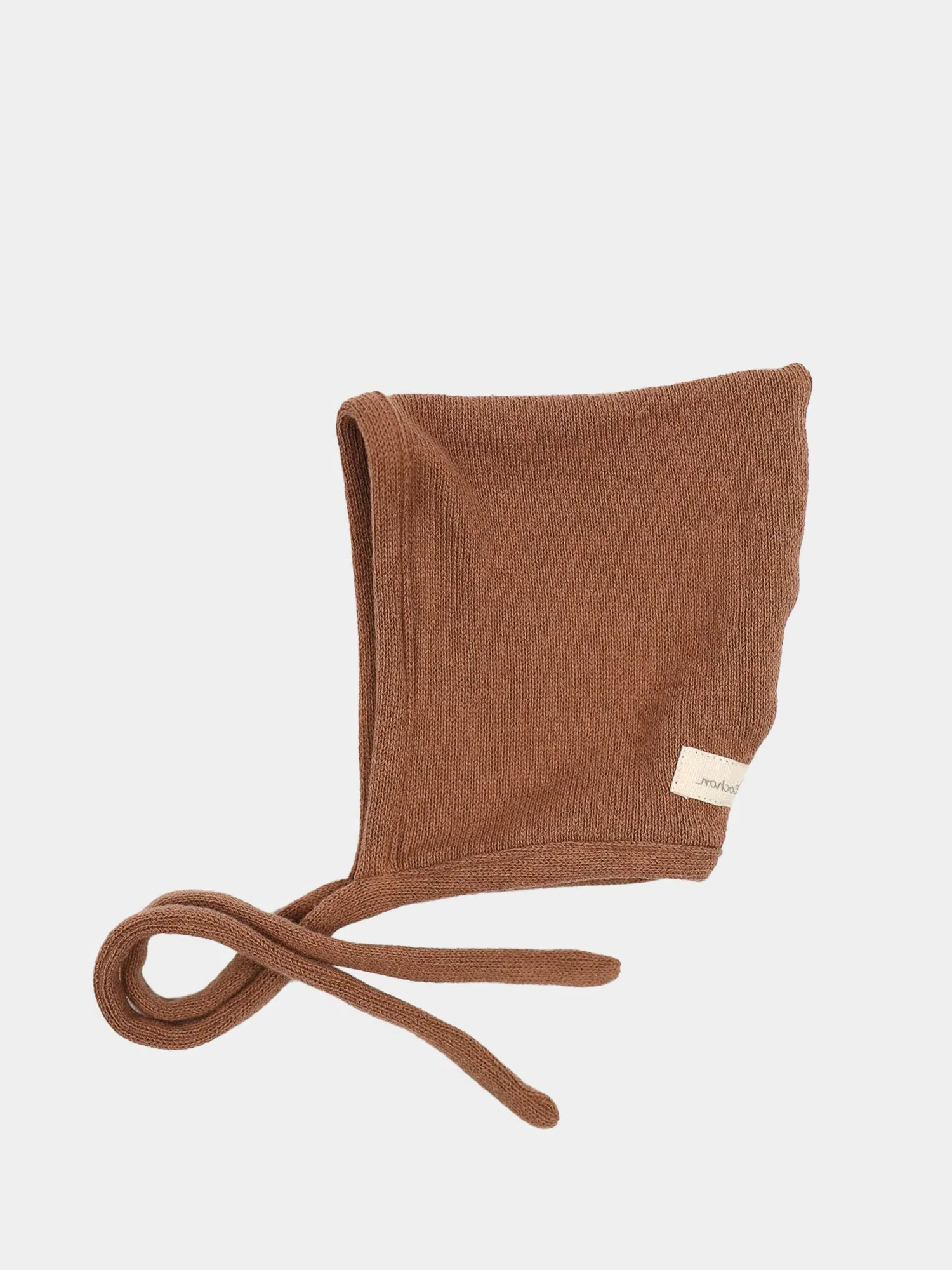 Zwergenmütze Strick - Nougat: Handgestrickte Babymütze aus recycelter Baumwolle mit quadratischer Form und langen Bindebändern. Ideal für Herbst und Winter, sorgt der elastische Stoff für angenehmen Sitz.