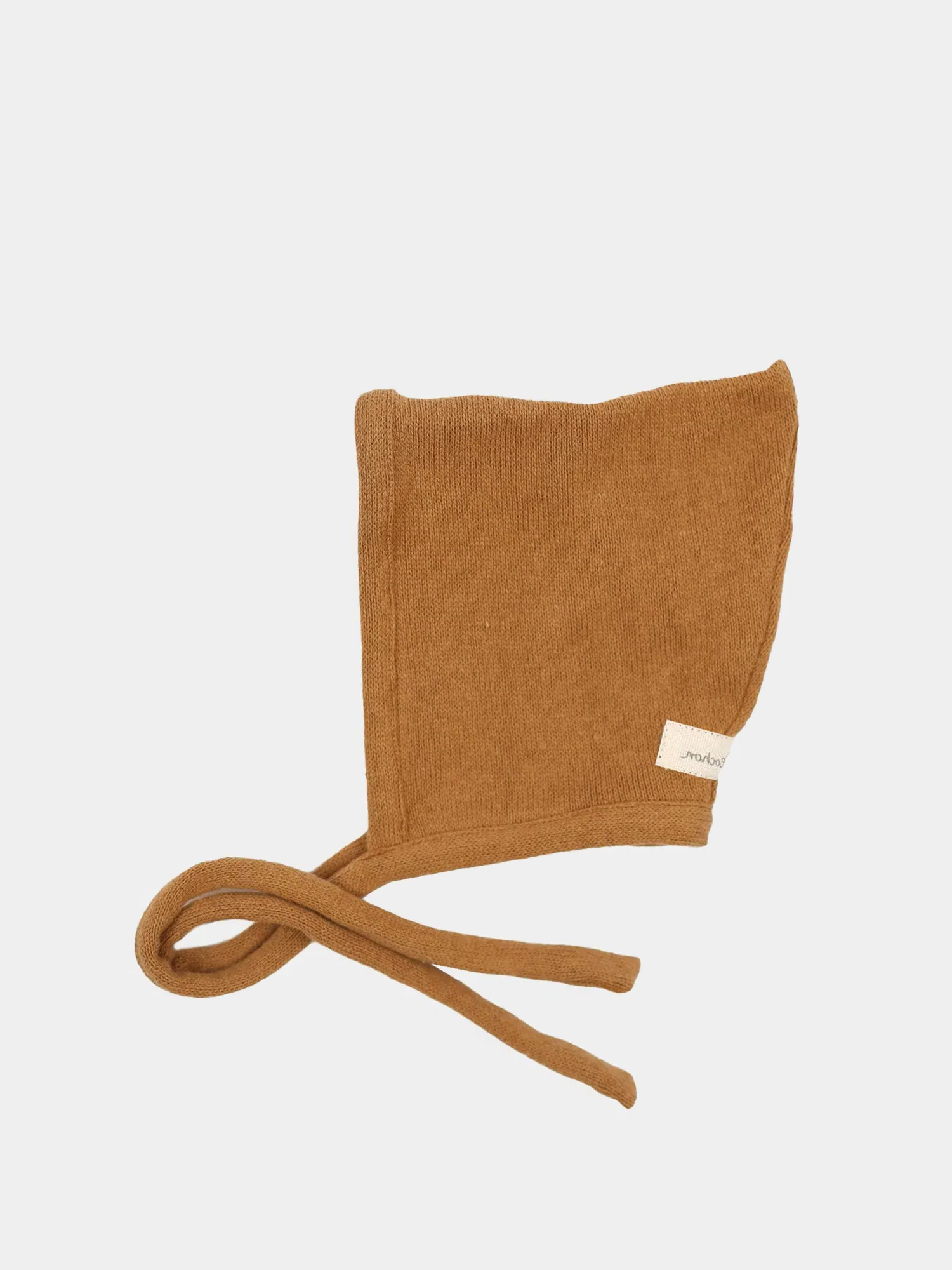 Zwergenmütze Strick - Sahara: Eine gestrickte Babymütze aus recycelter Baumwolle mit quadratischem Kronenbereich und langen Bindebändern, ideal zum Schutz in kühleren Jahreszeiten.