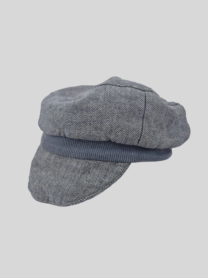 Die Michelmütze Fischgrat Blaubeere Gr. S-L zeigt eine weiche, gerundete Krone und einen kurzen, steifen Schirm sowie ein geripptes Band, alles im blaugrauen Fischgrat-Tweed. Zustand: gut.