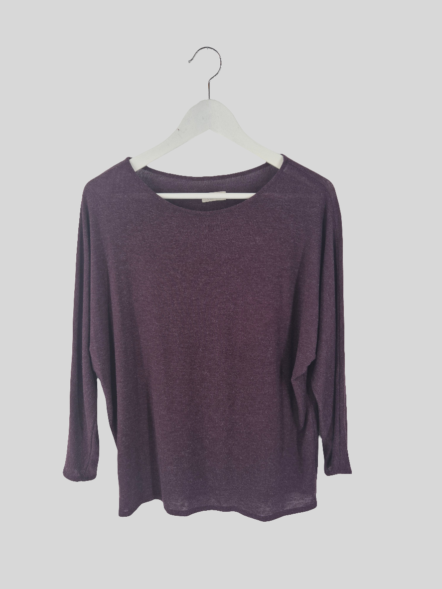 Langärmliges Shirt Dreiviertel Ärmel Woll-Viskose Pflaume Gr. S mit Rundhalsausschnitt, hängend an einem weißen Kleiderbügel, zeigt einen eleganten, tiefen Plumenton, Zustand: sehr gut.