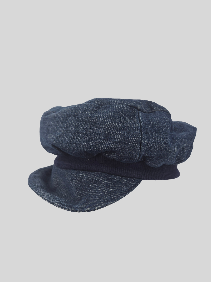 Michelmütze Recycling Jeans Blaubeere Gr. S-L, ein blauer Denim-Newsboy-Cap mit weicher, runder Krone und kurzem, steifem Schirm vorne, in sehr gutem Zustand dargestellt.
