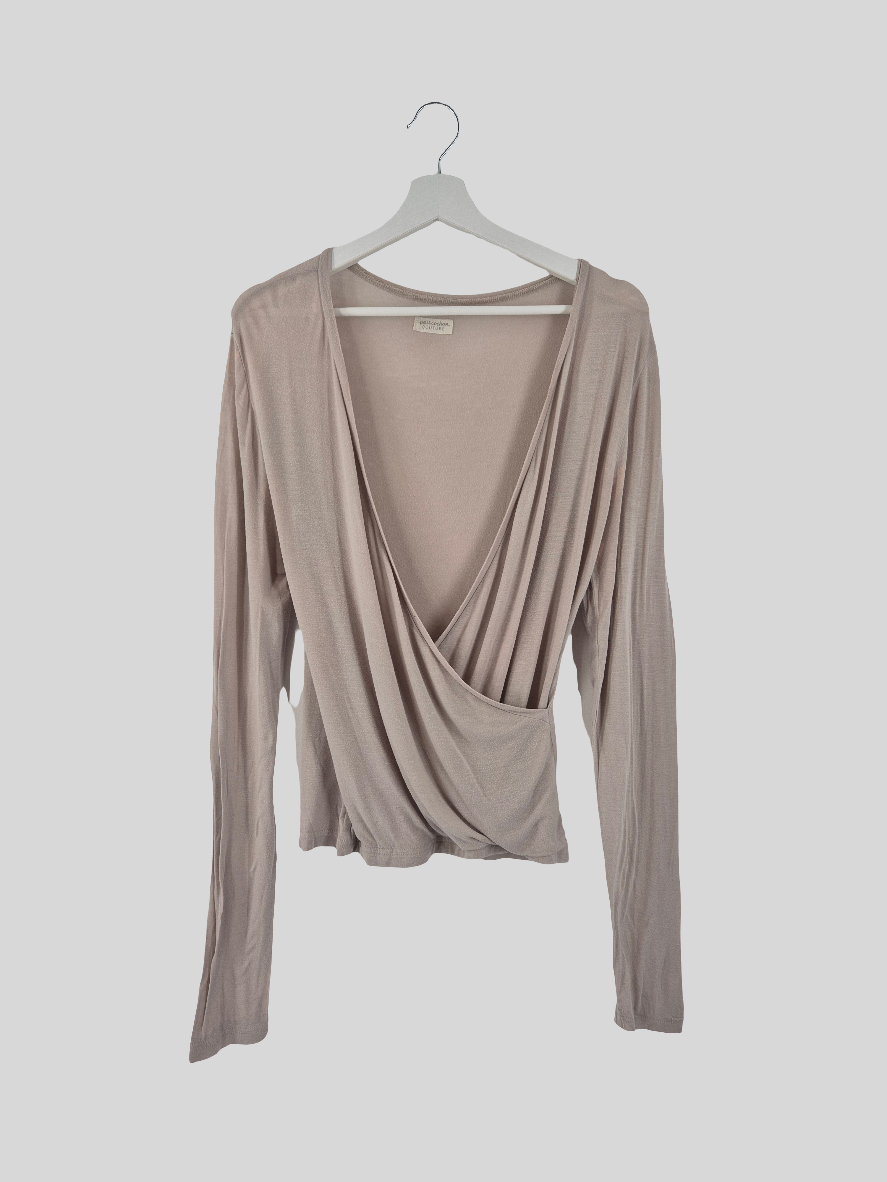Wickelshirt Kaschmir-Mix Sand Gr. S: Leichtes, langärmliges Oberteil mit tiefem V-Ausschnitt durch drapierten Wickelstil, hängend an weißem Bügel. Rückseite zeigt ausgedünnten Stoff und Verfärbungen.
