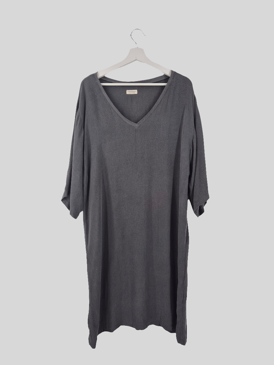 Das Kleid Viskose Ruß Gr. ist ein locker sitzendes, knielanges V-Ausschnitt-Tunikakleid mit halblangen Ärmeln, das an einem weißen Bügel hängt. Leichte Verfärbungen am Kragen sind sichtbar.