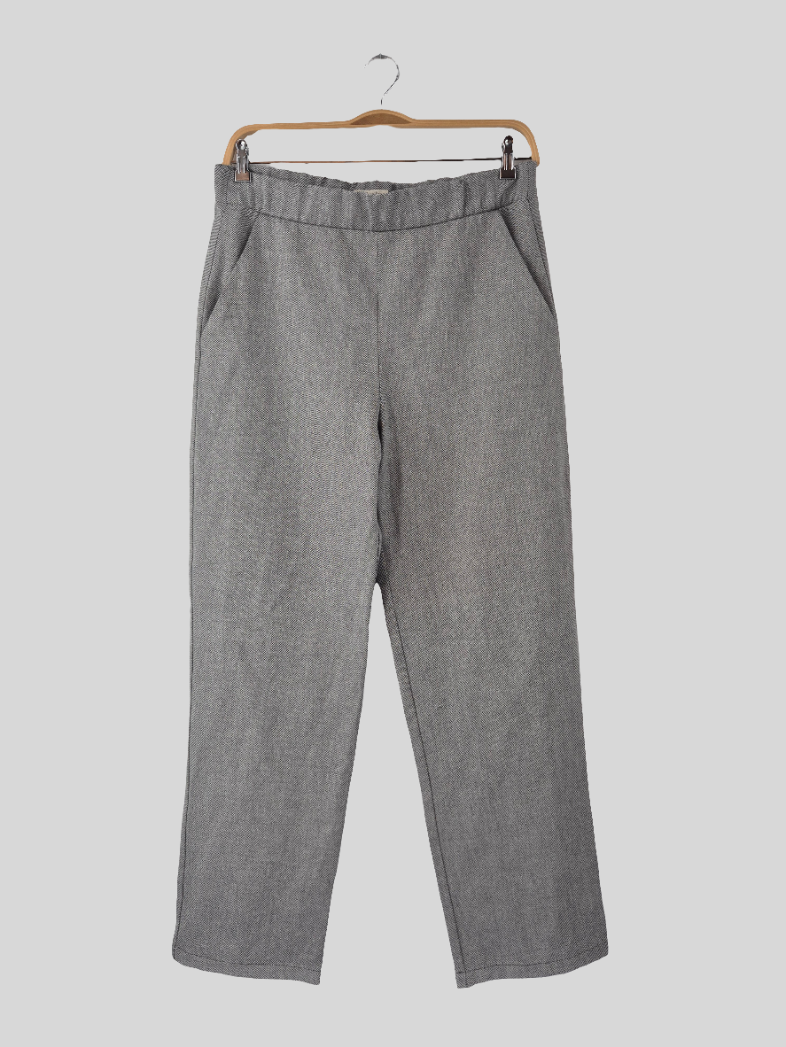 Palazzo Hose Kreuzkörer Maus Gr. L: Graue Hose mit feinem Fischgrätenmuster, seitlichen Taschen und teils elastischem Bund, hängend an einem Holzbügel. Zustand: sehr gut.