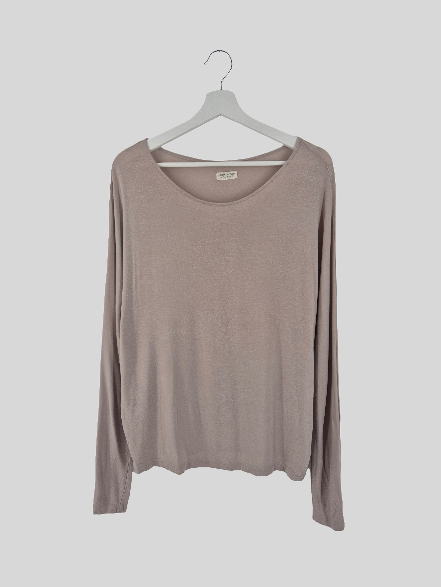 Langarm Shirt Kaschmir-Mix Sand Gr. M mit Fledermausärmeln, zeigt leichten Pilling und einen kleinen Fleck, präsentiert auf einem weißen Bügel vor einem hellgrauen Hintergrund. Zustand: gut.