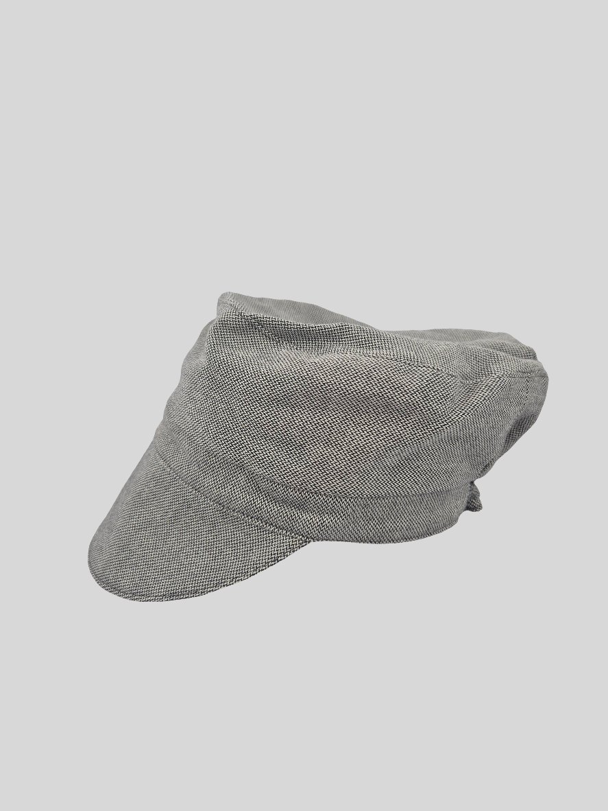 Die Kappe Kreuzkörper Maus Gr. S-L ist eine weiche Stoffmütze mit kurzem, steifem Schirm und Gummizug hinten, ideal als Baker-Boy- oder Newsboy-Hut. Zustand: sehr gut.
