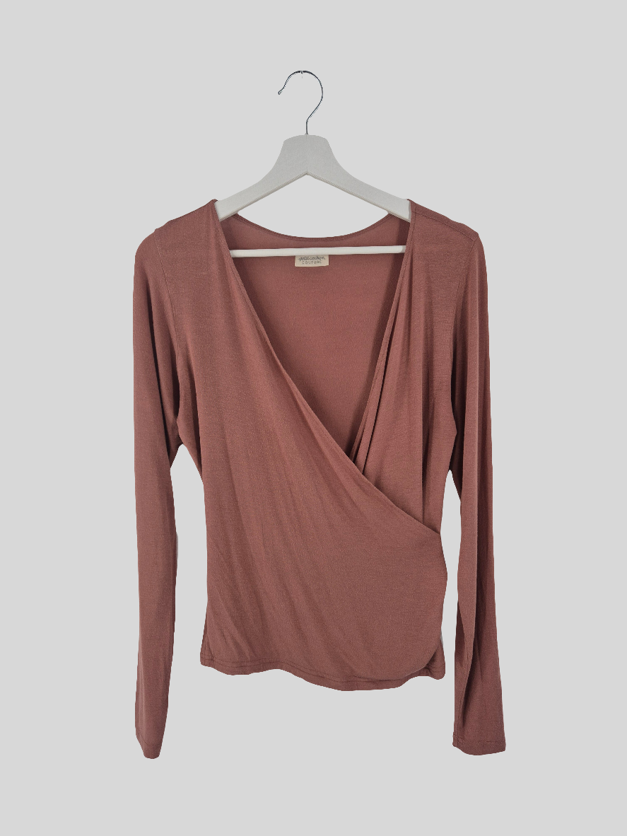 Wickelshirt Kaschmir-Mix Zimt Gr. S: Damen-Langarmbluse in Wickeloptik, tiefem V-Ausschnitt, aus fließendem Stoff. Hängt an einem weißen Bügel, Label „Collection Couture“ am Nacken. Zustand: gut, Ausschnitt sehr tief.