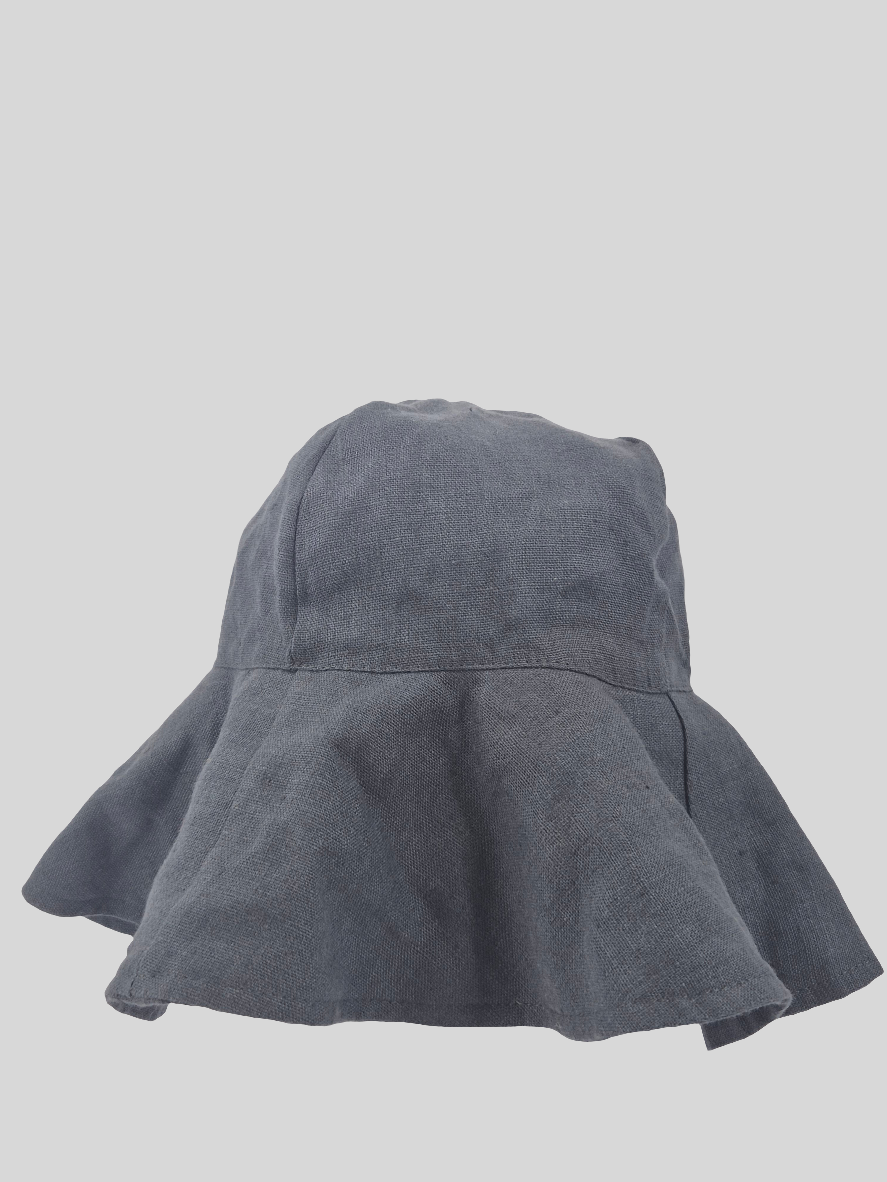 Der Sonnenhut Leinen Blaubeere Gr. S-L zeigt einen weichen, grau-blauen, locker gewebten Stoffhut mit abgerundetem Kopfteil und sanft ausladender, flacher Krempe. Zustand: wie neu.