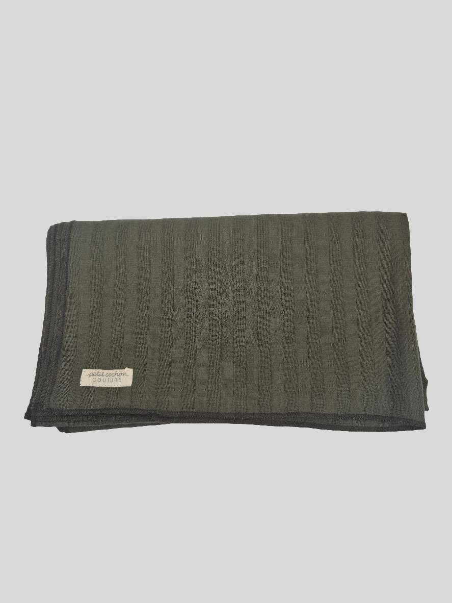 Gefaltetes Grosses Tuch Bio Musselin Avocado, ein rib-gestricktes Decke oder Swaddle mit kleinem Etikett petit cochon COUTURE links unten, Zustand: wie neu.
