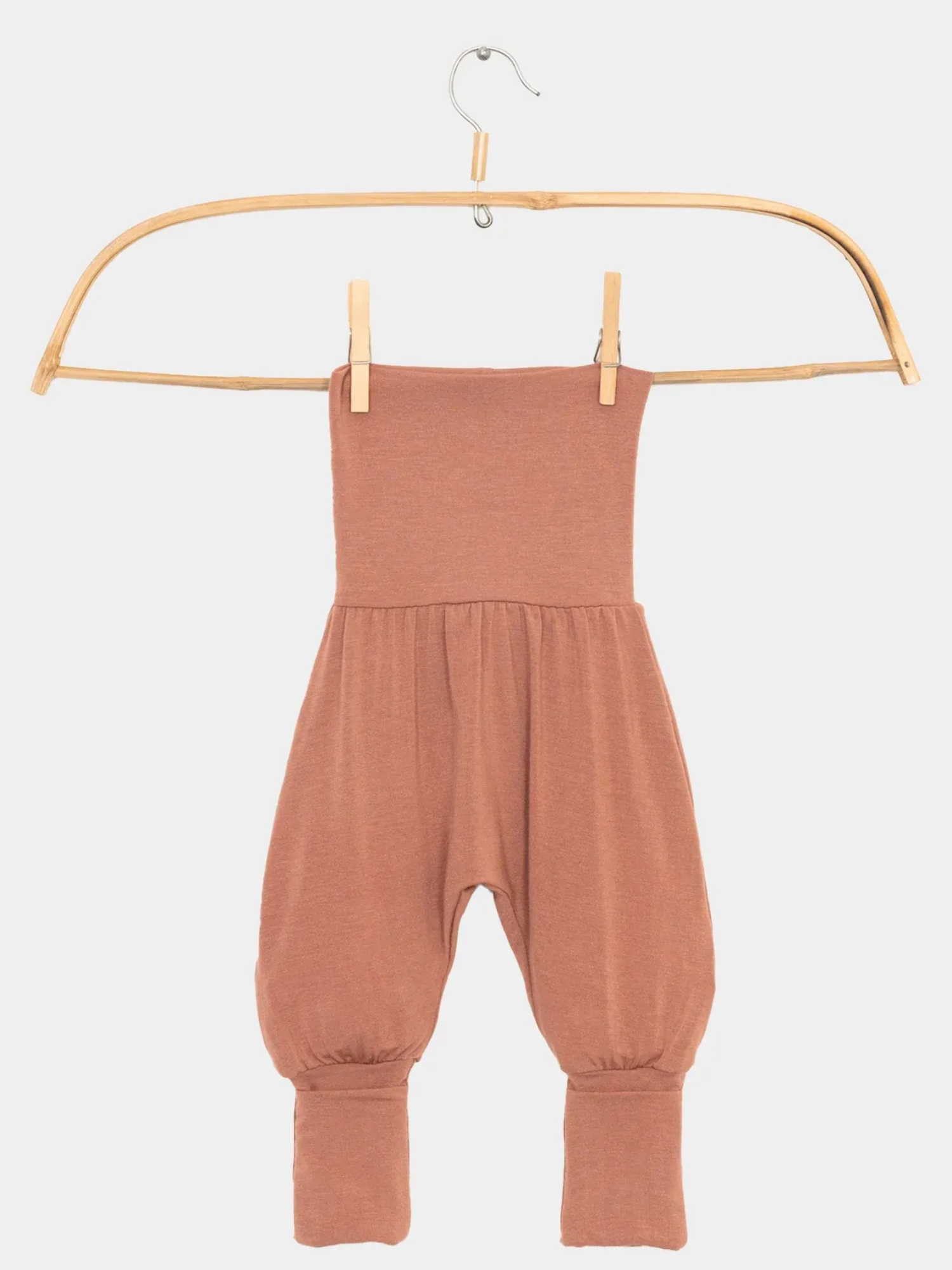 Babyknicker Kaschmir-Mix - Zimt: Locker sitzende, haremartige Babyhose aus weichem Kaschmir-Mix, auf Holzkleiderbügel aufgehängt, mit umklappbaren Bündchen, die sanft zur Babyhaut sind und Wärme bieten.