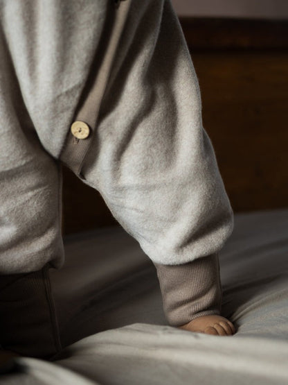 petit cochon Baby Overall aus beigem Bio-Baumwollfleece mit Knopfleiste und elastischen Bündchen