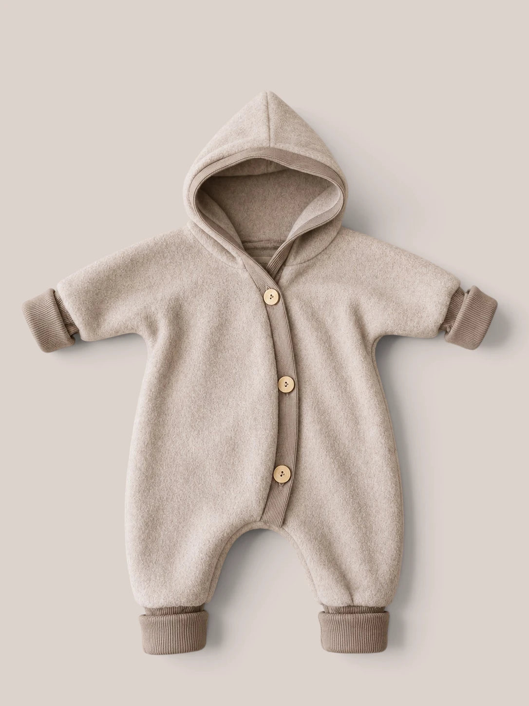 Beiger petit cochon Baby-Overall aus weichem Bio-Baumwollfleece mit Wichtelkapuze und schräger Knopfleiste