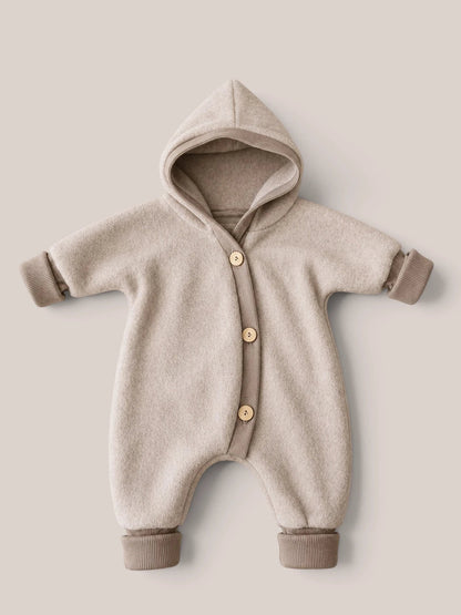 Beiger petit cochon Baby-Overall aus weichem Bio-Baumwollfleece mit Wichtelkapuze und schräger Knopfleiste