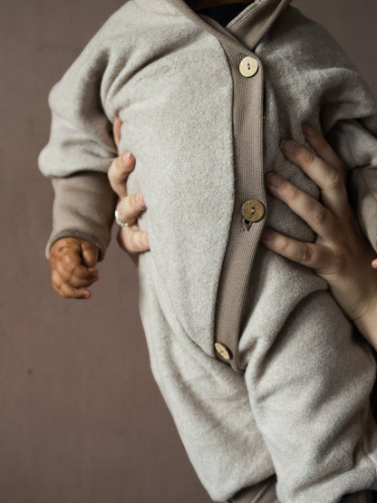 petit cochon Baby Overall aus beigem Bio-Baumwollfleece mit schräger Knopfleiste und weichen Bündchen