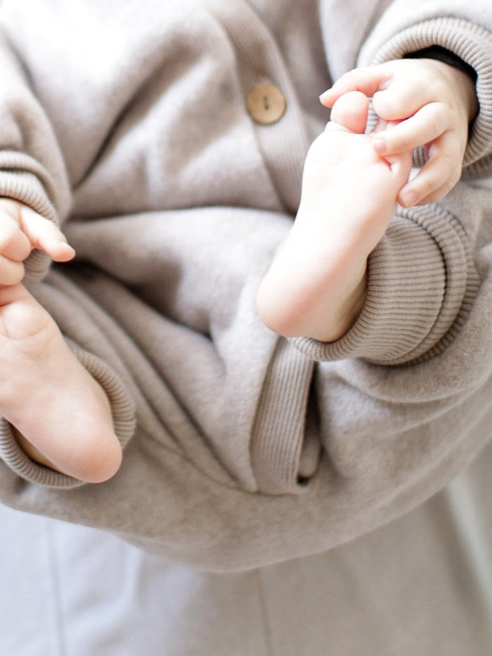 petit cochon Baby Overall aus beigem Bio-Baumwollfleece mit weichen Bündchen und Holzknopf