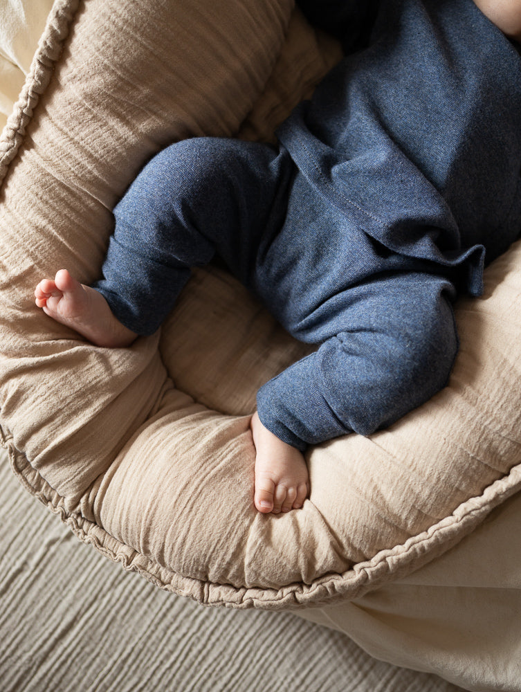 petit cochon Babyknicker aus weichem, meliertem blauem Feinstrick-Jersey für Babys in einem beigen Nestchen