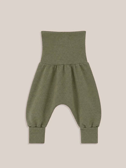 petit cochon Babyknicker aus olivgrünem, meliertem Feinstrick-Jersey mit hohem Bündchen und weicher Passform
