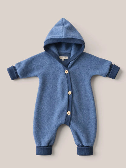 Blauer petit cochon Baby-Overall aus Bio-Baumwollfleece mit Wichtelkapuze, Knopfleiste und mitwachsenden Bündchen.