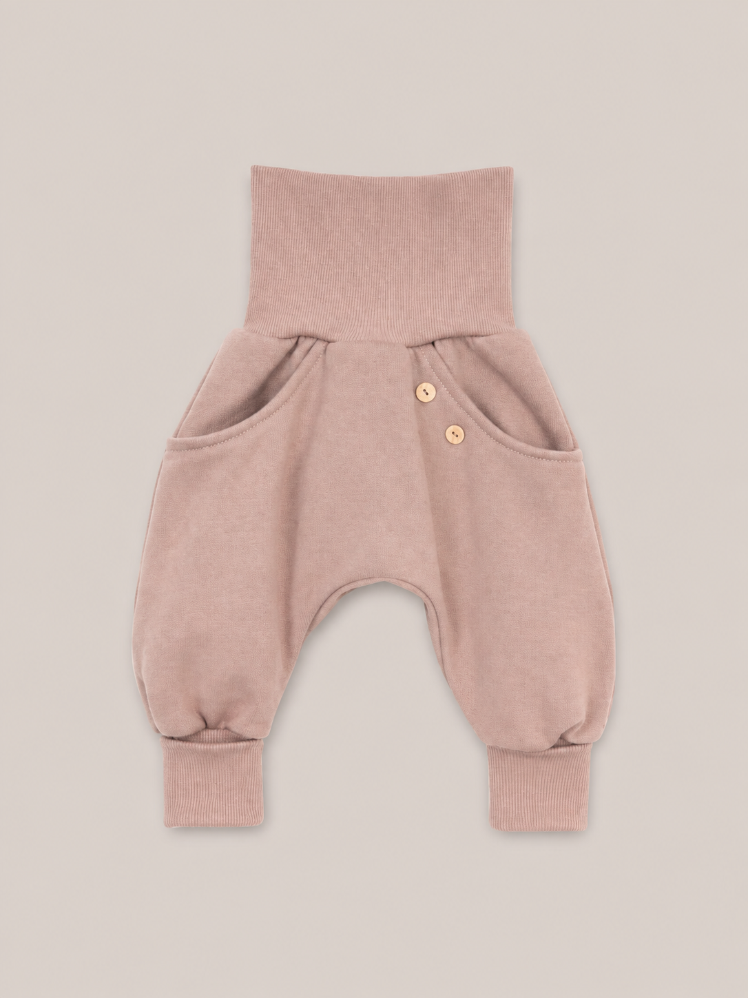 petit cochon Knickerbocker Hose aus schokobraunem Bio-Sweat mit hohem Rippbündchen und Kokosknöpfen