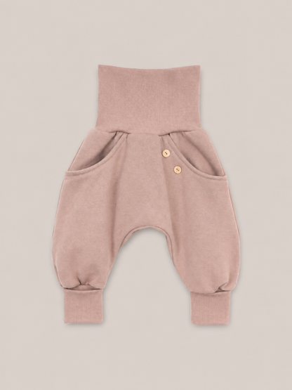 petit cochon Knickerbocker Hose aus schokobraunem Bio-Sweat mit hohem Rippbündchen und Kokosknöpfen