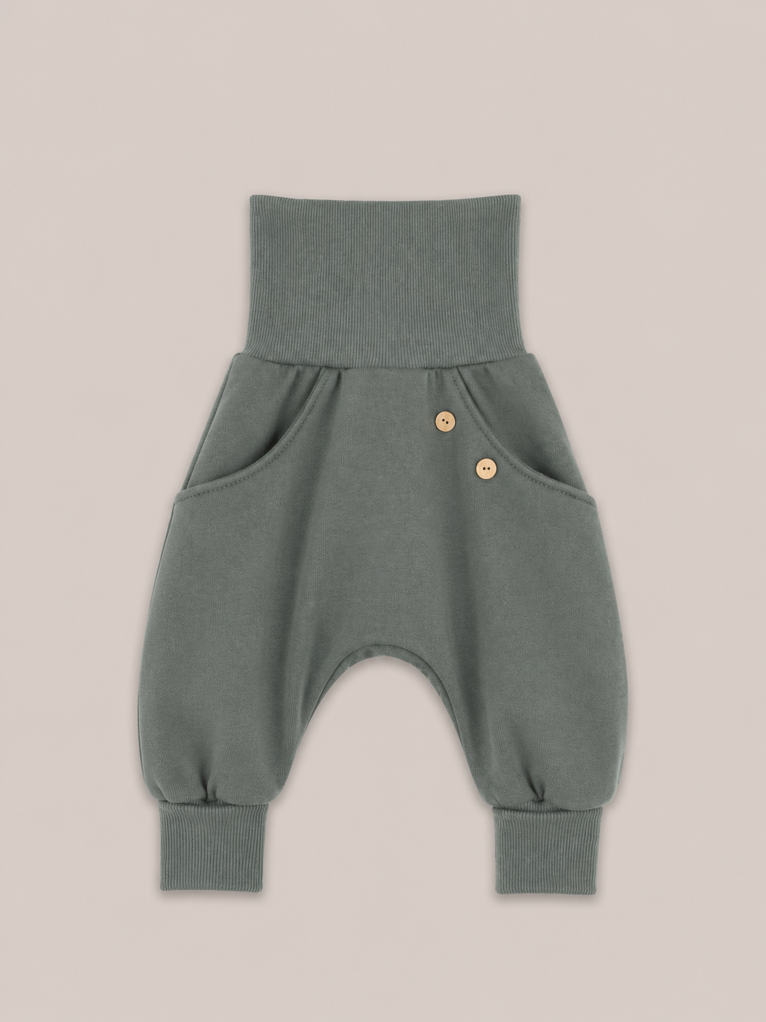 petit cochon Knickerbocker Hose aus schokofarbenem Bio-Sweat mit elastischen Bündchen und Kokosknöpfen