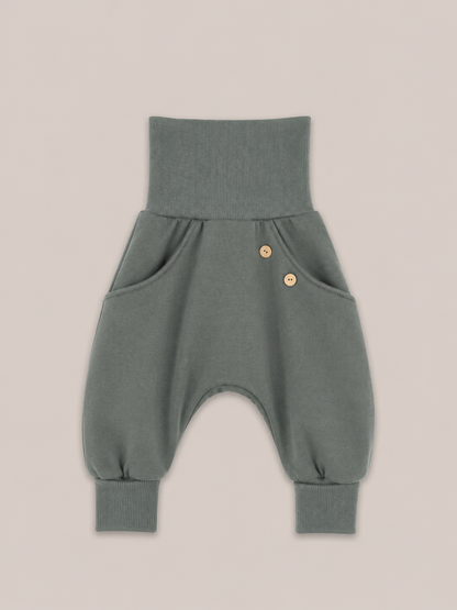 petit cochon Knickerbocker Hose aus schokofarbenem Bio-Sweat mit elastischen Bündchen und Kokosknöpfen