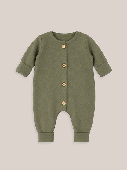 petit cochon Mini Overall aus olivgrünem, meliertem Feinstrick-Jersey mit Holzknöpfen für Babys