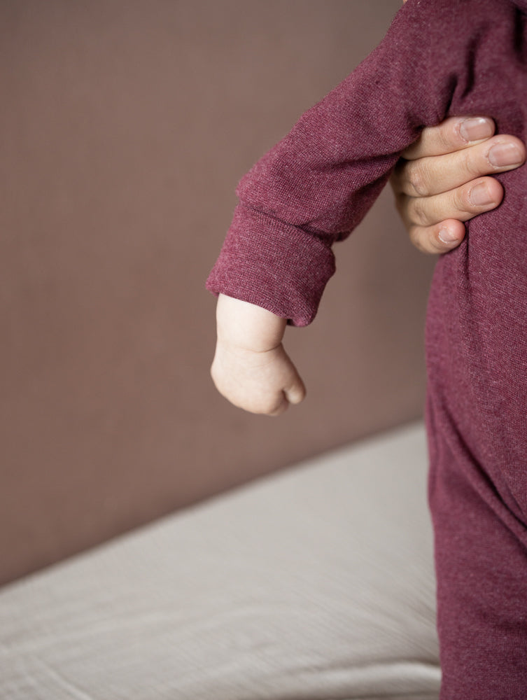 petit cochon Mini Overall aus weichem, weinrotem meliertem Feinstrick-Jersey für Babys