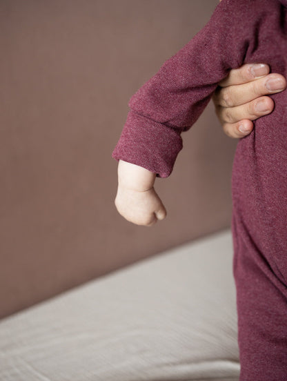 petit cochon Mini Overall aus weichem, weinrotem meliertem Feinstrick-Jersey für Babys