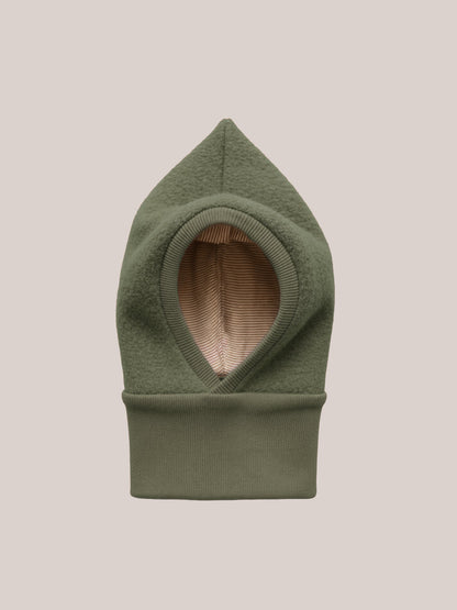 petit cochon Schlupfmütze aus olivgrünem Wollwalk mit gestreiftem Bio-Jersey-Futter für Kinder