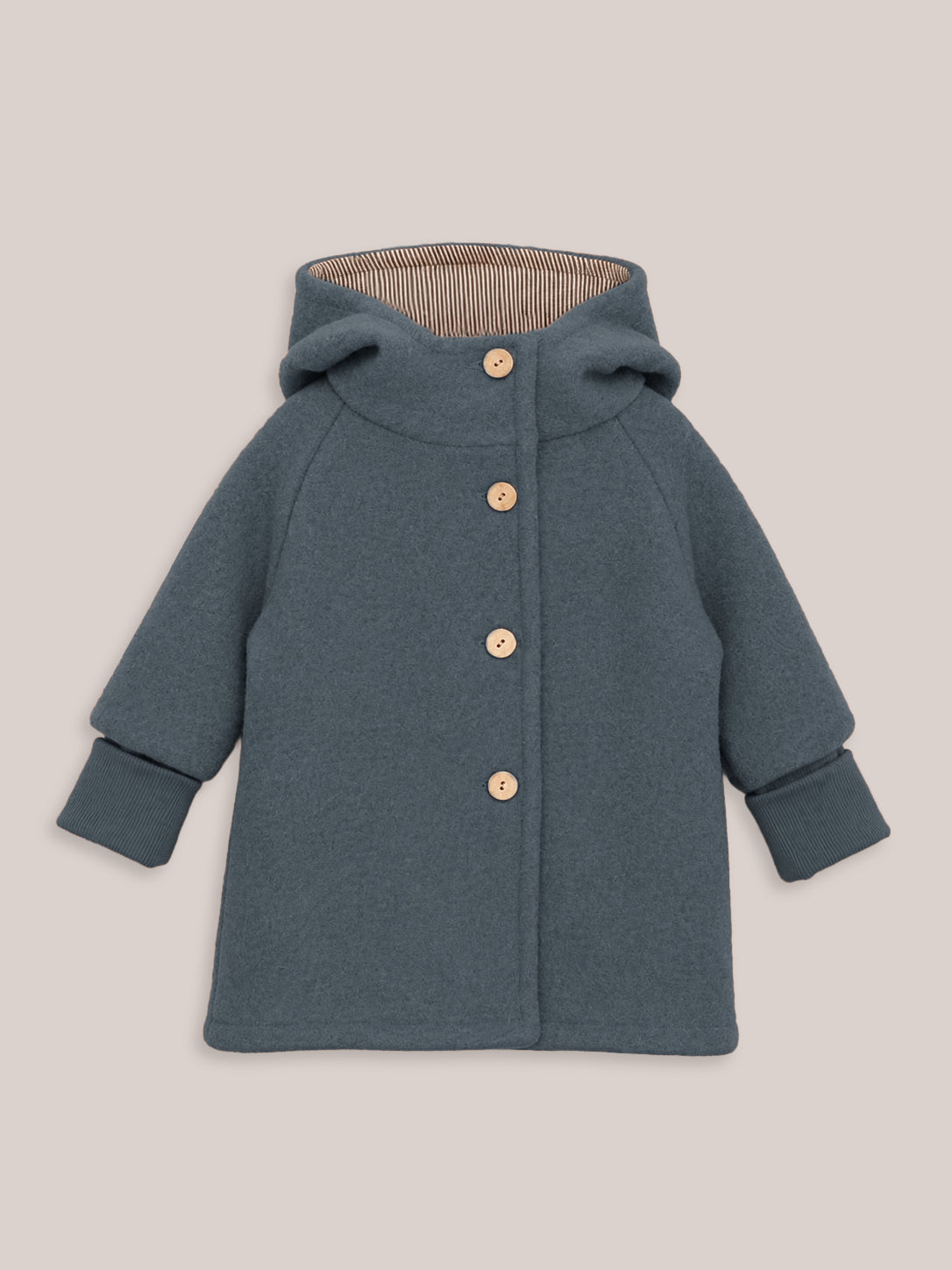 petit cochon Wichteljacke aus blauem Wollwalk mit Bio-Jersey-Futter, Kapuze und Holzknöpfen für Kinder