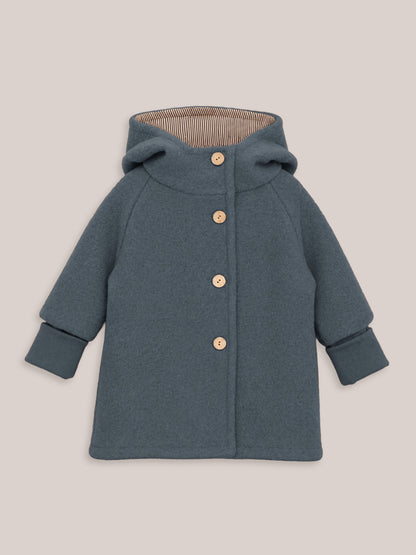petit cochon Wichteljacke aus blauem Wollwalk mit Bio-Jersey-Futter, Kapuze und Holzknöpfen für Kinder